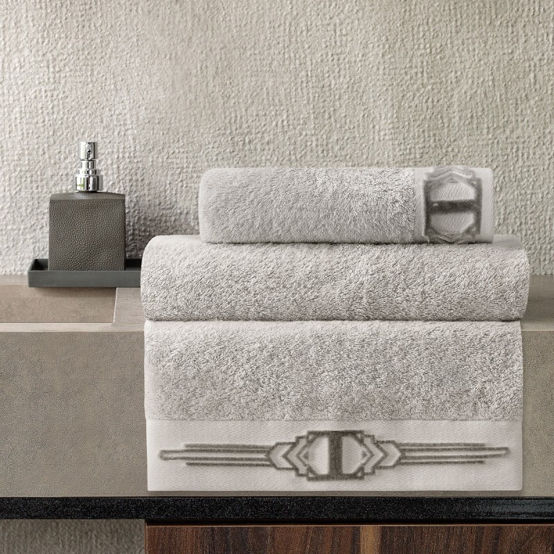 Premium set od 2 peškira sa šenil vezenjem na obrubu.