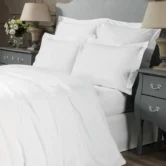 Jednobojni set posteljine „Royal“ u bogatoj vinskoj nijansi izrađen je od veličanstvenog Royal satena – mekane, nežne tkanine sa baršunastom površinom.