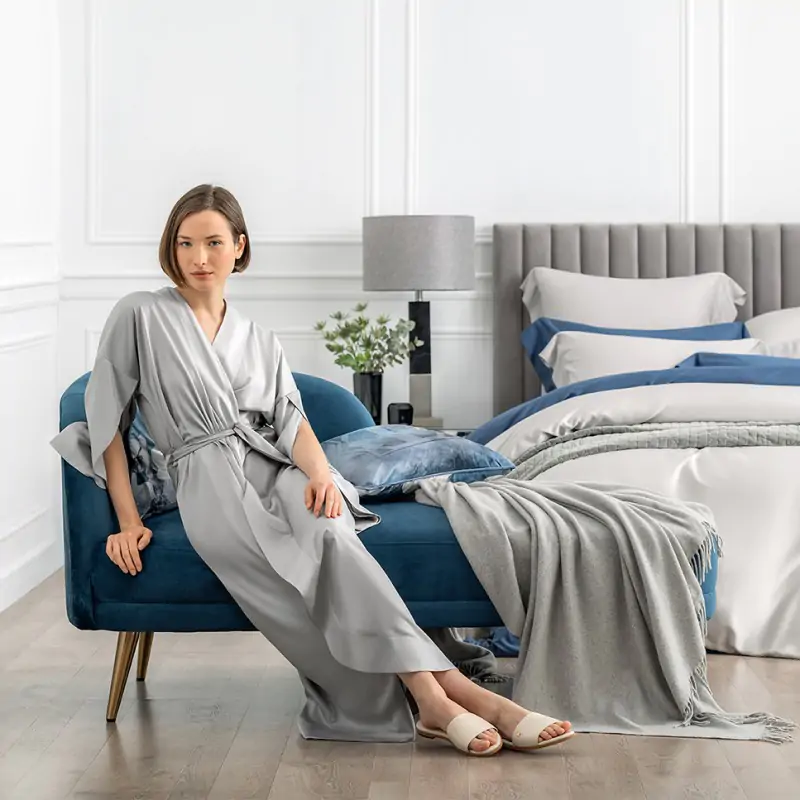 Naomi je tradicionalni dugi kimono sa šalom kragnom, kratkim rukavima i omotanim pojasom.